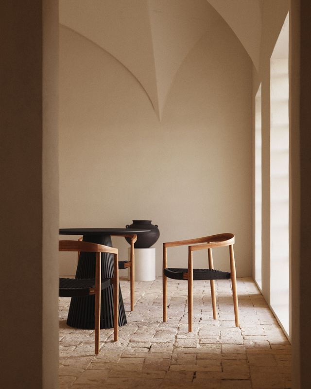 Silla de exterior Ydalia de madera maciza de teca con acabado natural y cuerda negro