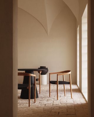 Silla de exterior Ydalia de madera maciza de teca con acabado natural y cuerda negro