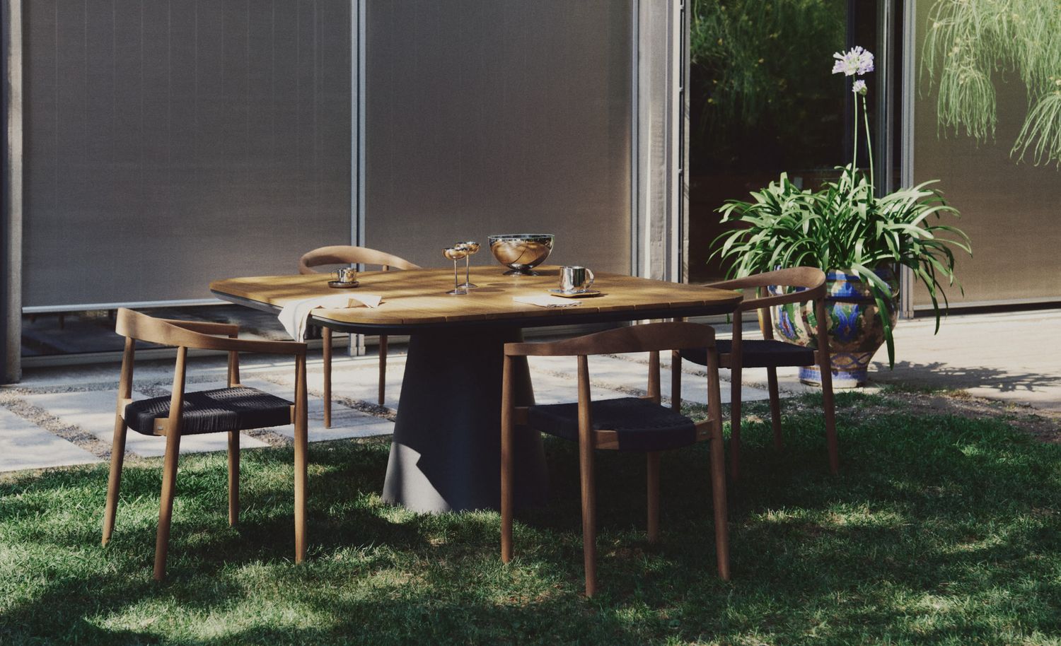 Silla de exterior Ydalia de madera maciza de teca con acabado natural y cuerda negro