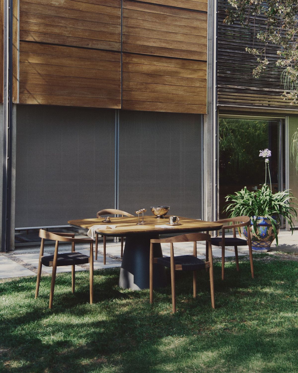 Silla de exterior Ydalia de madera maciza de teca con acabado natural y cuerda negro