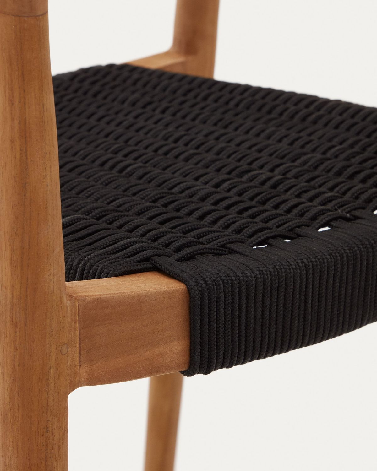 Silla de exterior Ydalia de madera maciza de teca con acabado natural y cuerda negro