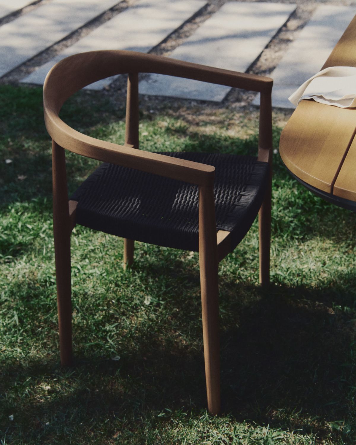 Silla de exterior Ydalia de madera maciza de teca con acabado natural y cuerda negro