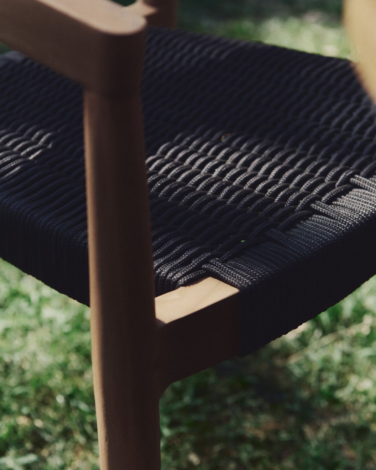 Silla de exterior Ydalia de madera maciza de teca con acabado natural y cuerda negro