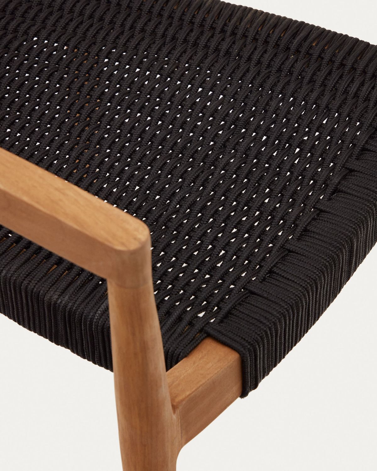 Silla de exterior Ydalia de madera maciza de teca con acabado natural y cuerda negro