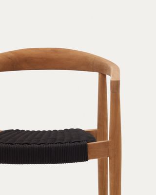 Silla apilable de exterior Ydalia de madera maciza de teca con acabado natural y cuerda negro