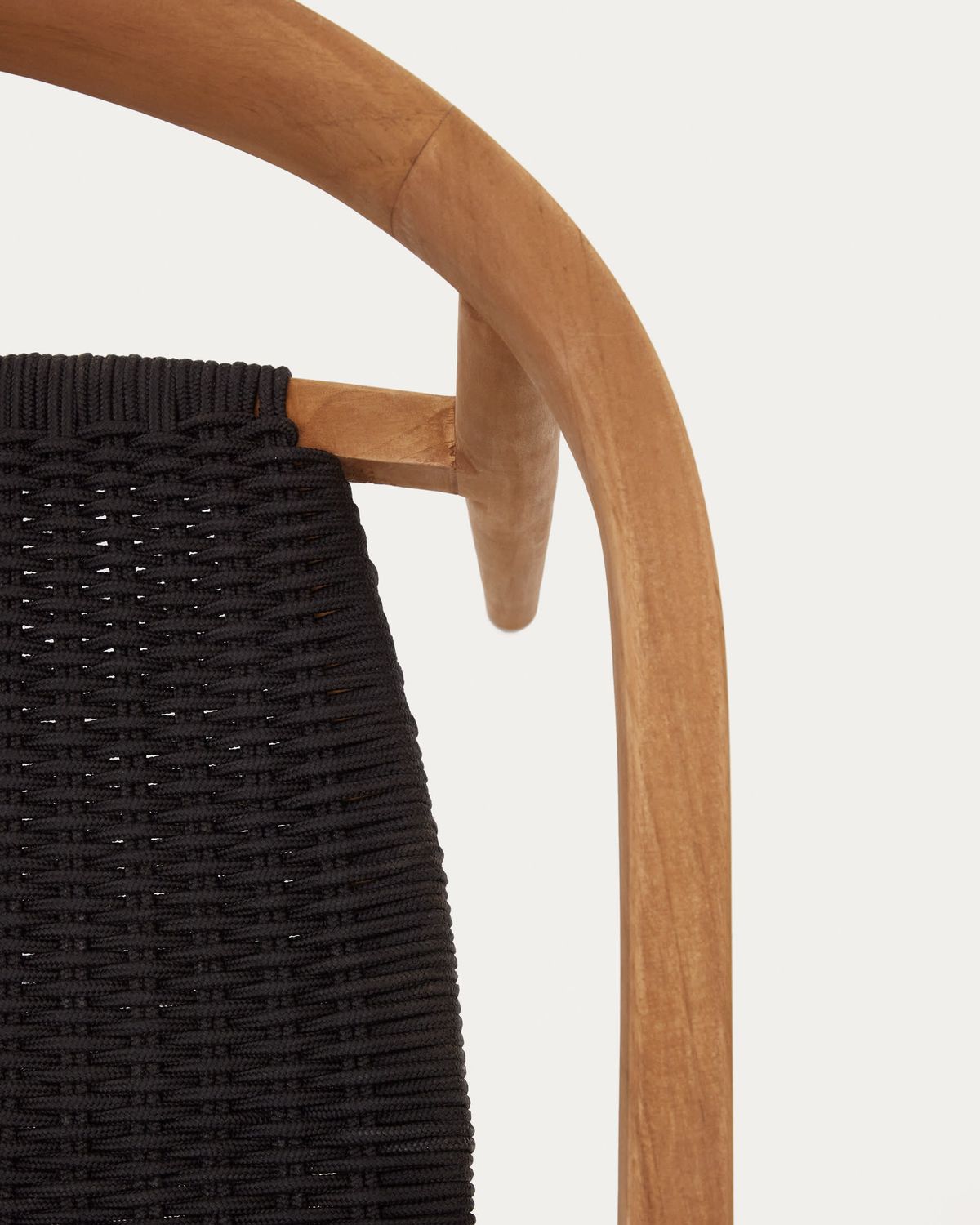 Silla apilable de exterior Ydalia de madera maciza de teca con acabado natural y cuerda negro