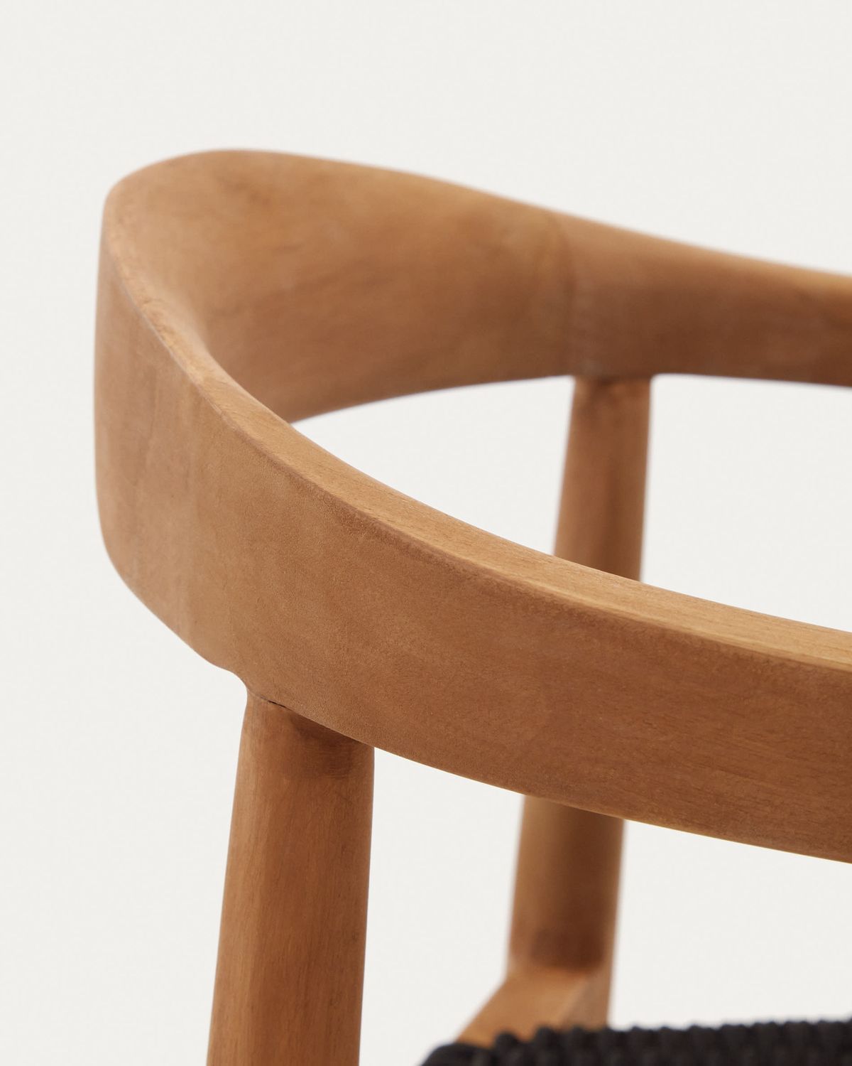 Silla apilable de exterior Ydalia de madera maciza de teca con acabado natural y cuerda negro