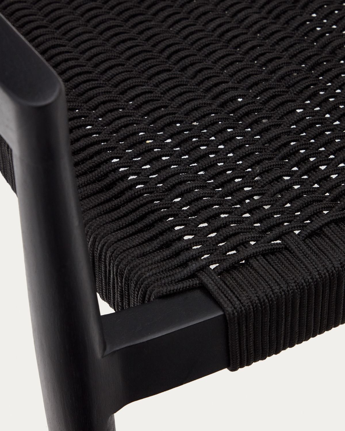 Silla de exterior Ydalia de madera maciza de teca con acabado natural y cuerda negro