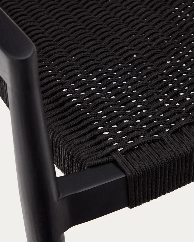 Silla de exterior Ydalia de madera maciza de teca con acabado natural y cuerda negro