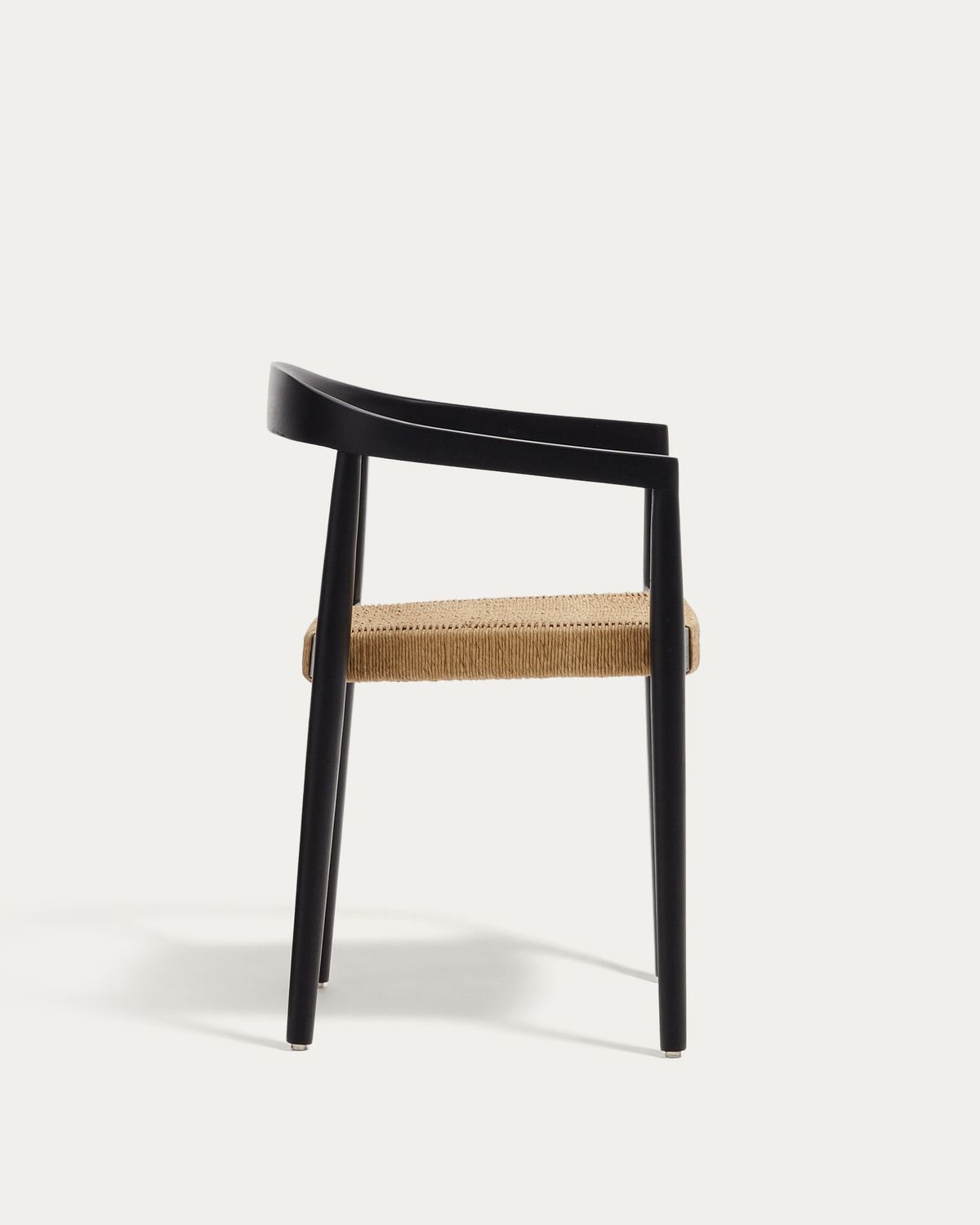 Silla apilable de exterior Ydalia de madera maciza de teca acabado negro y cuerda de ratán sintético