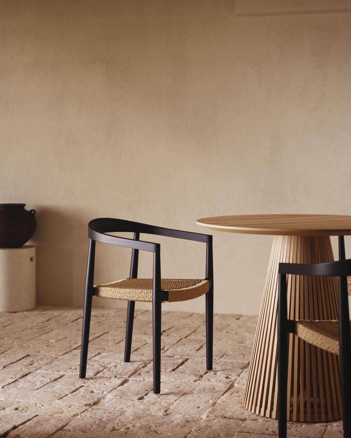 Silla apilable de exterior Ydalia de madera maciza de teca acabado negro y cuerda de ratán sintético