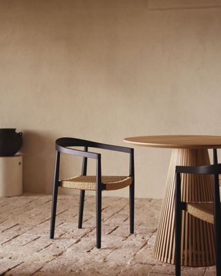 Silla apilable de exterior Ydalia de madera maciza de teca acabado negro y cuerda de ratán sintético