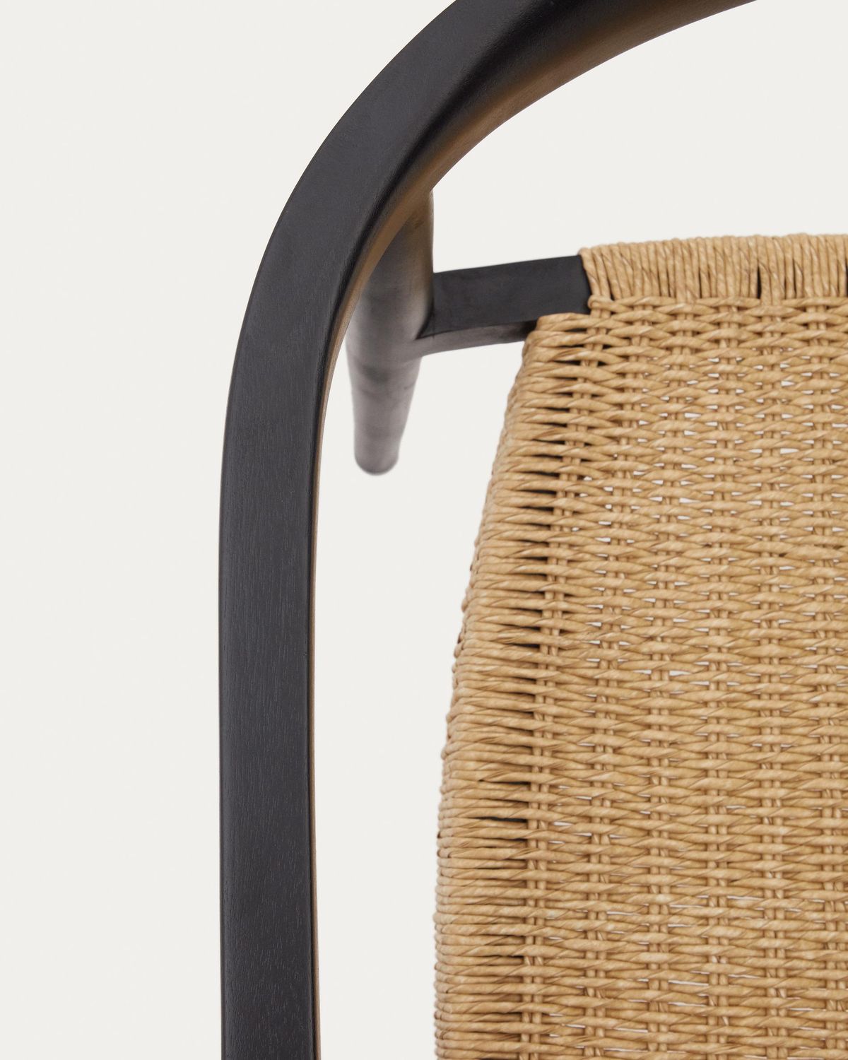 Silla apilable de exterior Ydalia de madera maciza de teca acabado negro y cuerda de ratán sintético