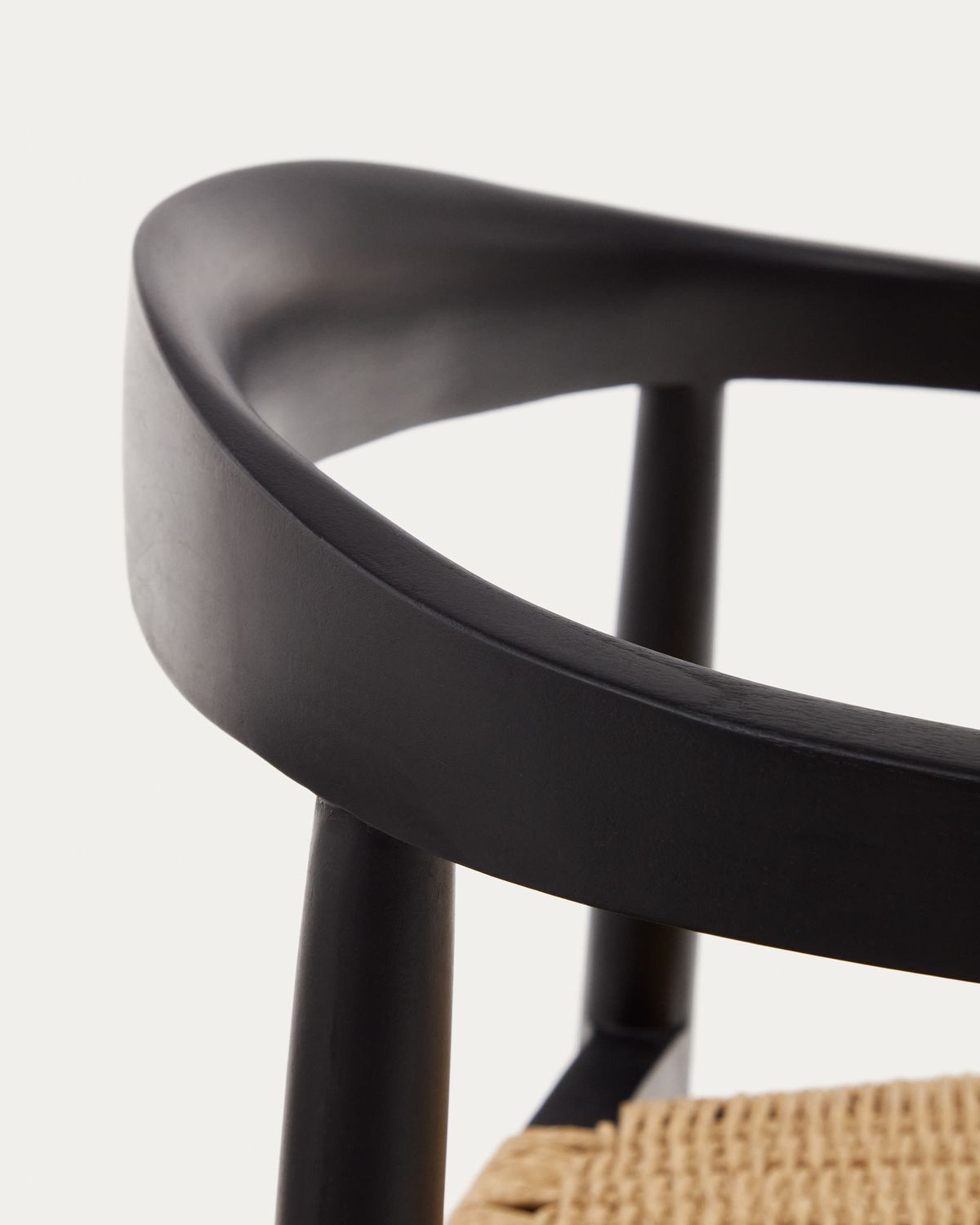 Silla apilable de exterior Ydalia de madera maciza de teca acabado negro y cuerda de ratán sintético