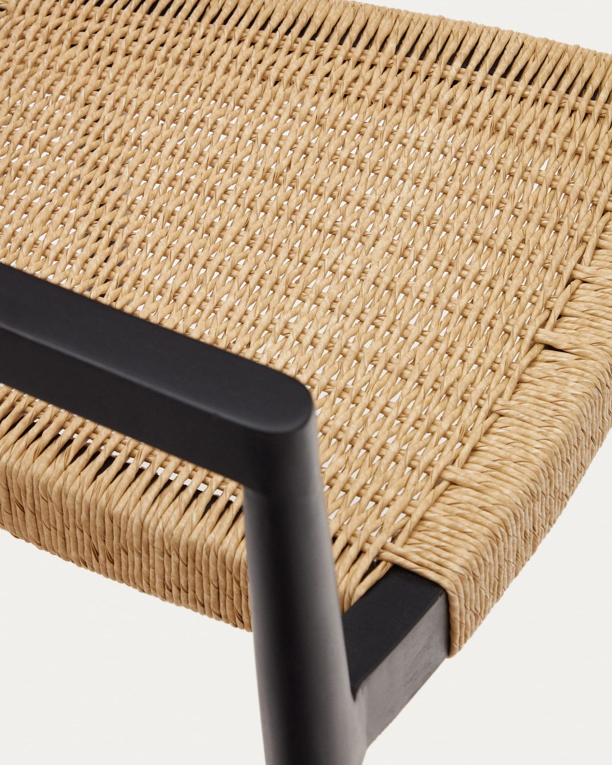 Silla apilable de exterior Ydalia de madera maciza de teca acabado negro y cuerda de ratán sintético