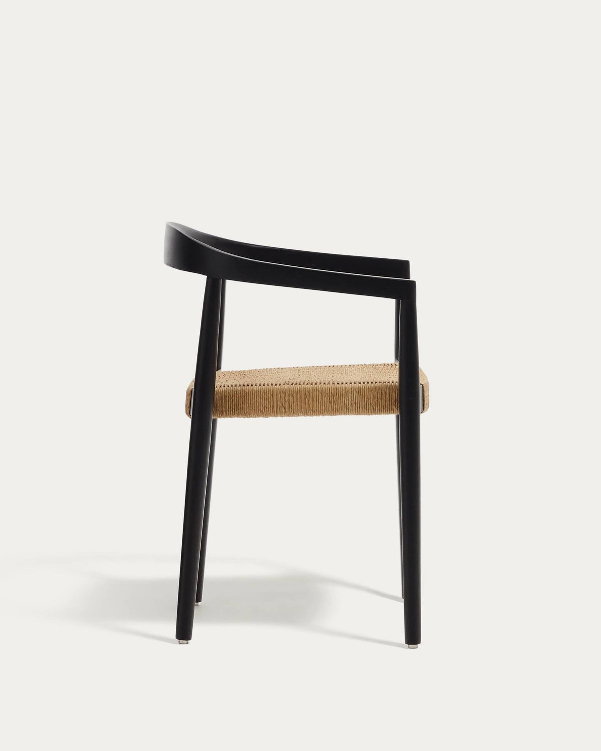 Silla apilable de exterior Ydalia de madera maciza de teca acabado negro y cuerda de ratán sintético
