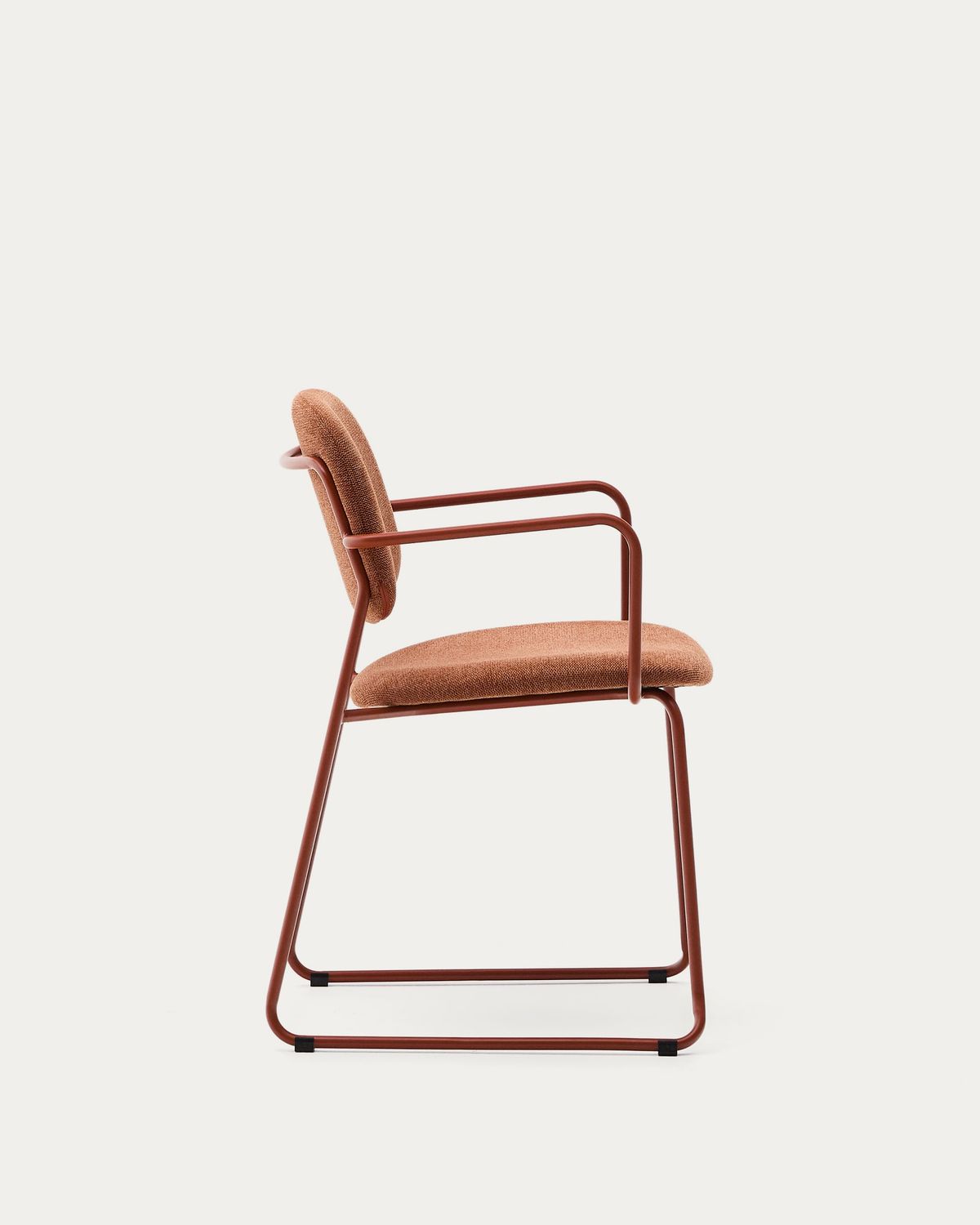 Silla Meli con reposabrazos de chenilla terracota y estructura de metal terracota FSC Mix Credit