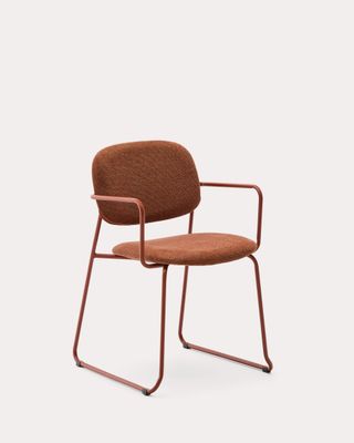 Silla Meli con reposabrazos de chenilla terracota y estructura de metal terracota FSC Mix Credit