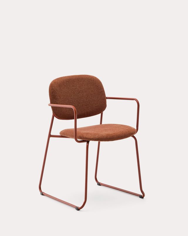 Silla Meli con reposabrazos de chenilla terracota y estructura de metal terracota FSC Mix Credit