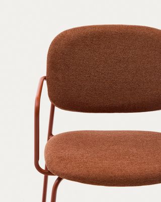 Silla Meli con reposabrazos de chenilla terracota y estructura de metal terracota FSC Mix Credit