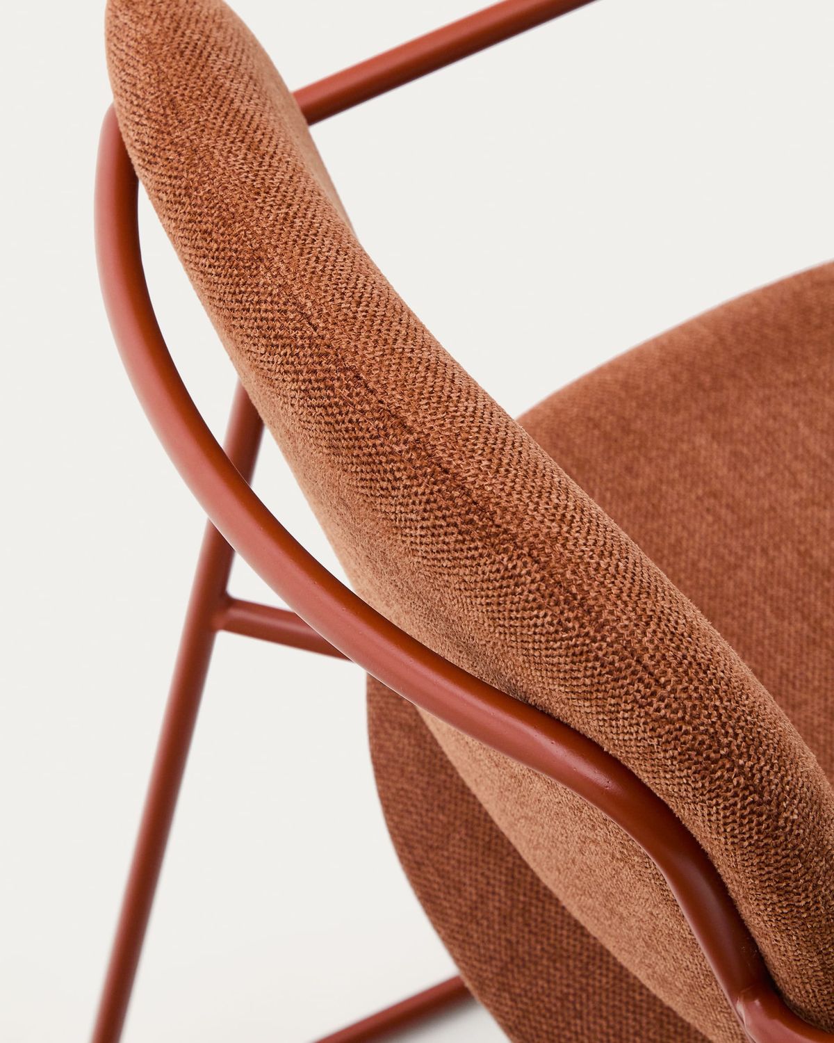 Silla Meli con reposabrazos de chenilla terracota y estructura de metal terracota FSC Mix Credit