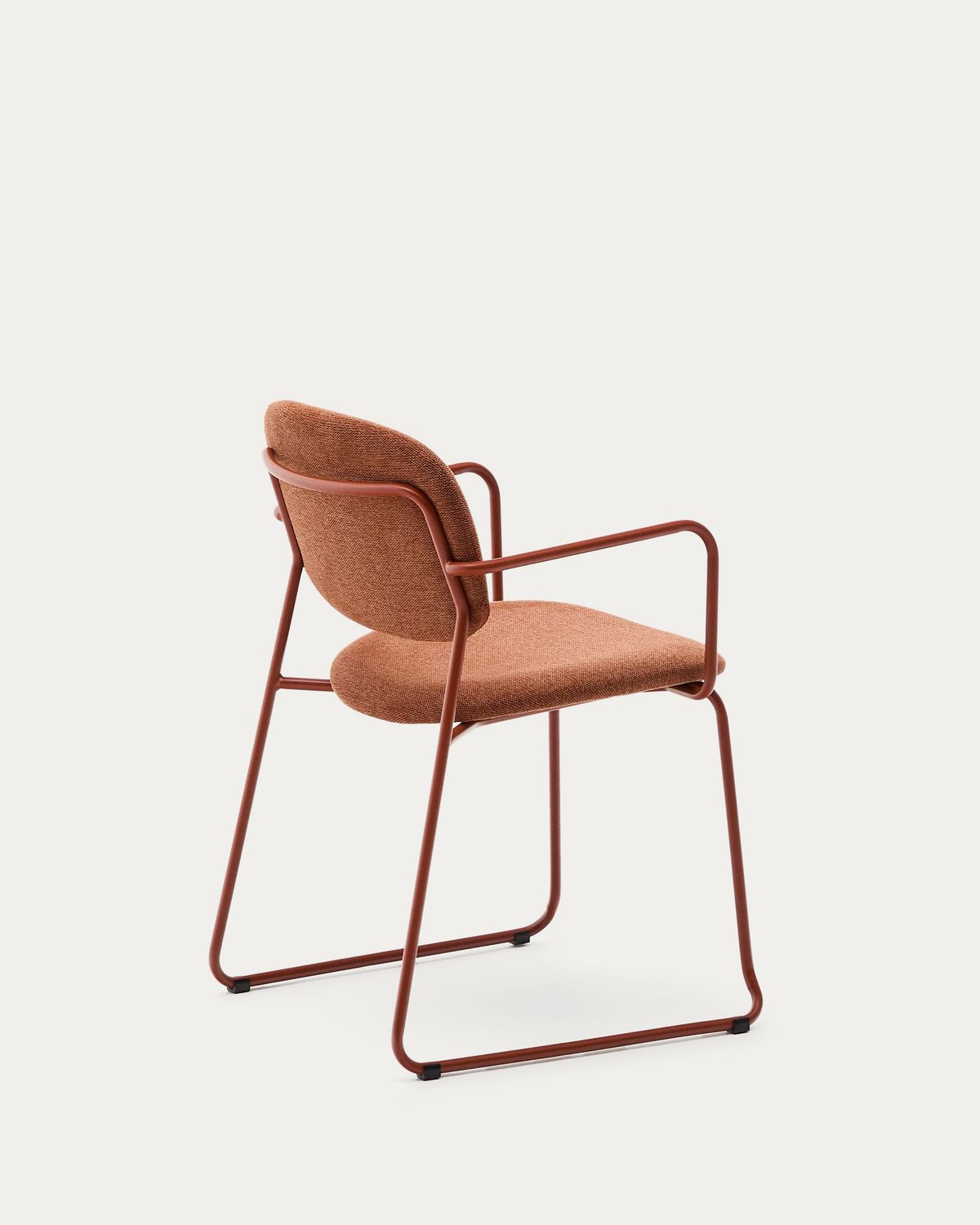 Silla Meli con reposabrazos de chenilla terracota y estructura de metal terracota FSC Mix Credit