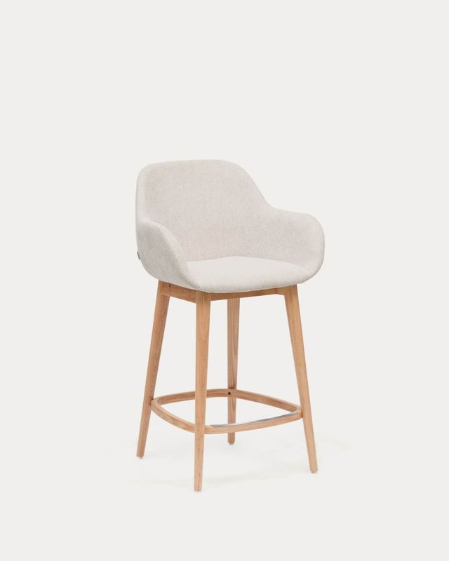 Taburete Konna beige y patas de madera maciza de fresno acabado tono natural 65 cm