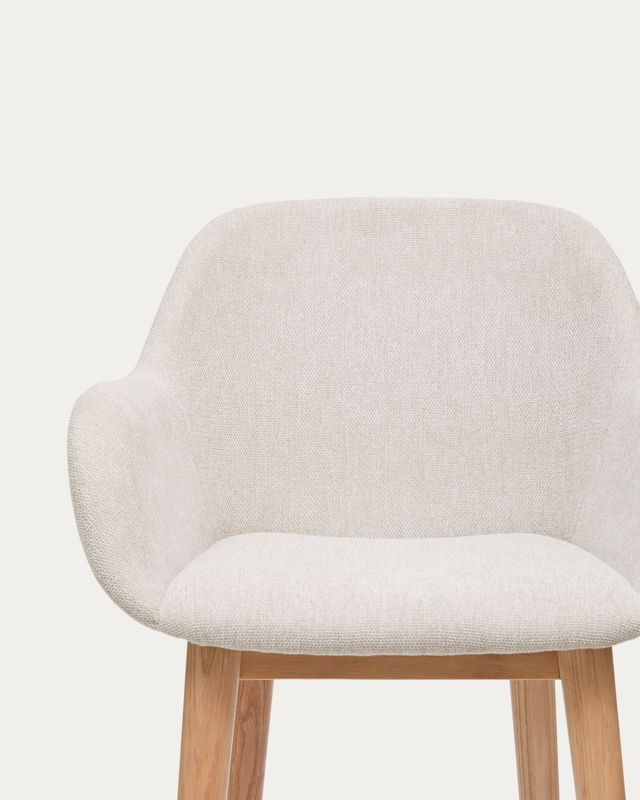 Taburete Konna beige y patas de madera maciza de fresno acabado tono natural 65 cm