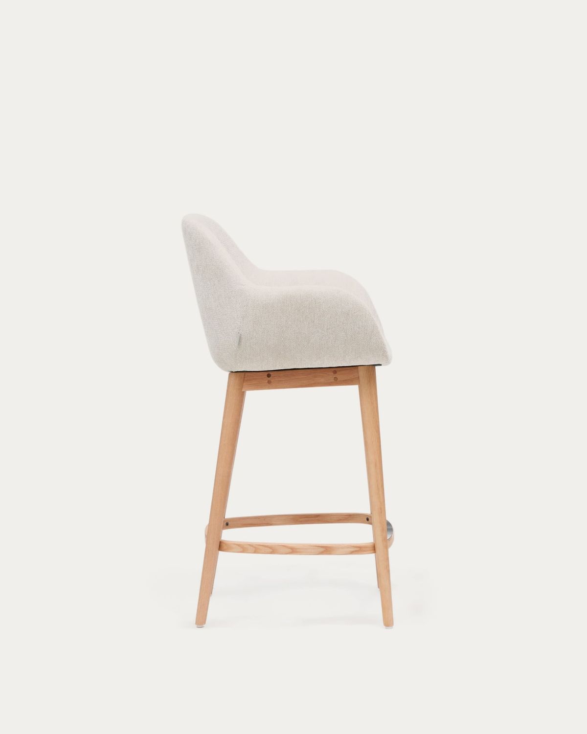 Taburete Konna beige y patas de madera maciza de fresno acabado tono natural 65 cm