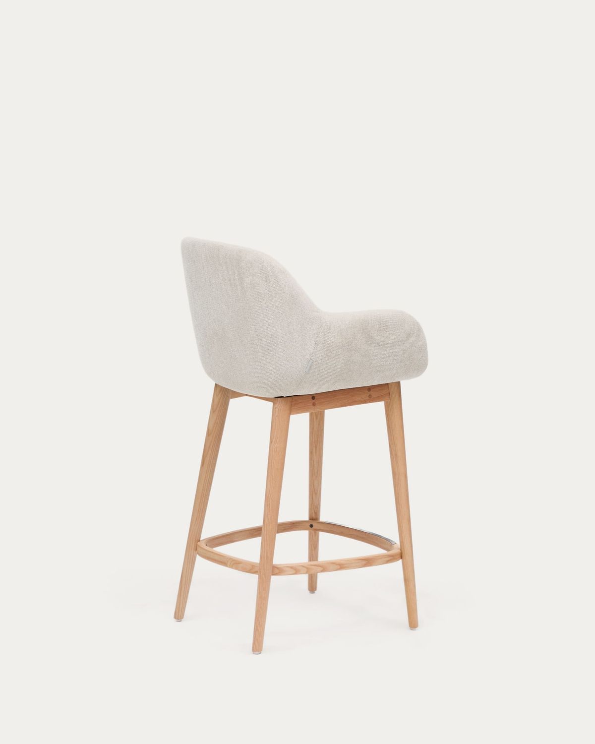 Taburete Konna beige y patas de madera maciza de fresno acabado tono natural 65 cm