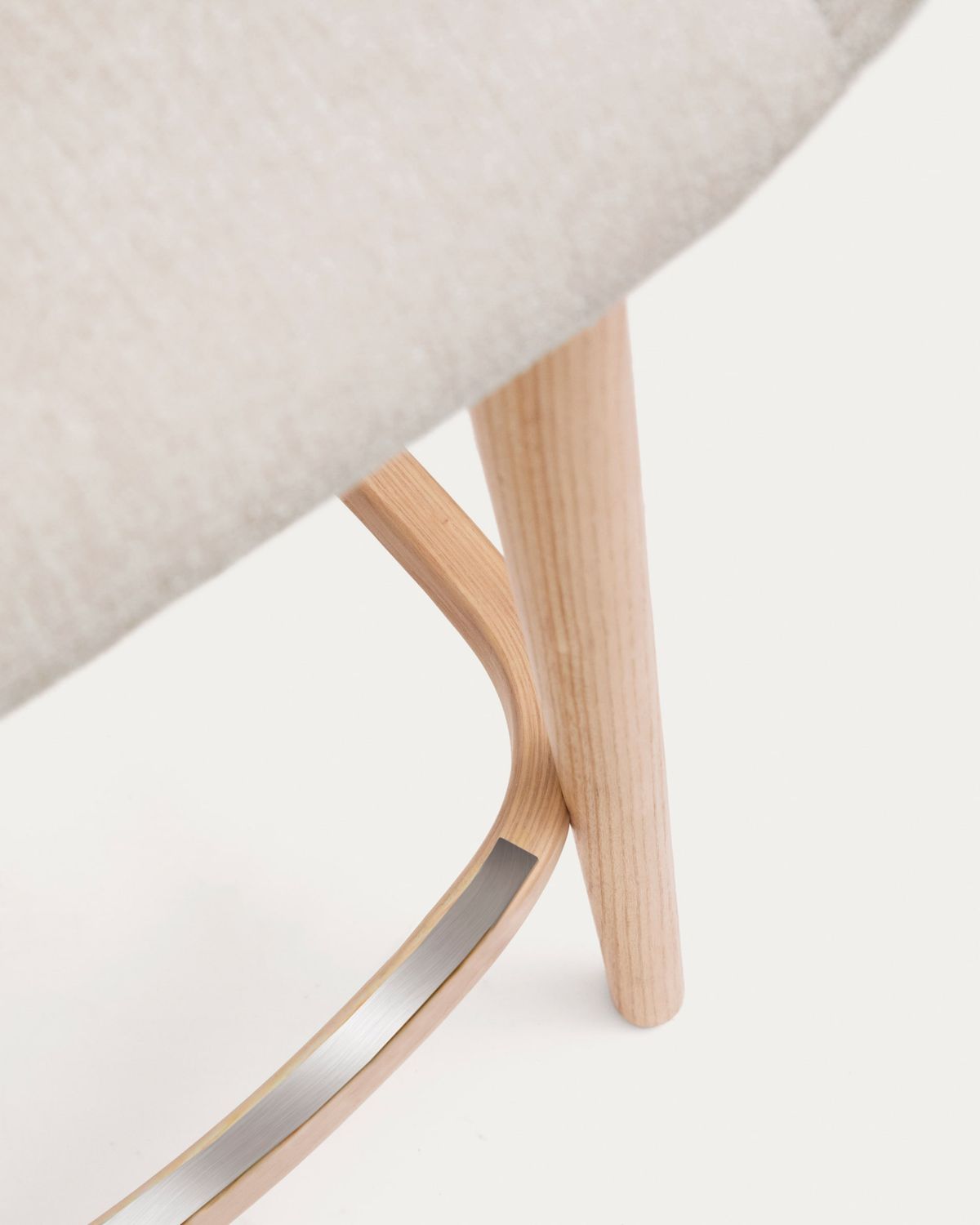 Taburete Konna beige y patas de madera maciza de fresno acabado tono natural 65 cm