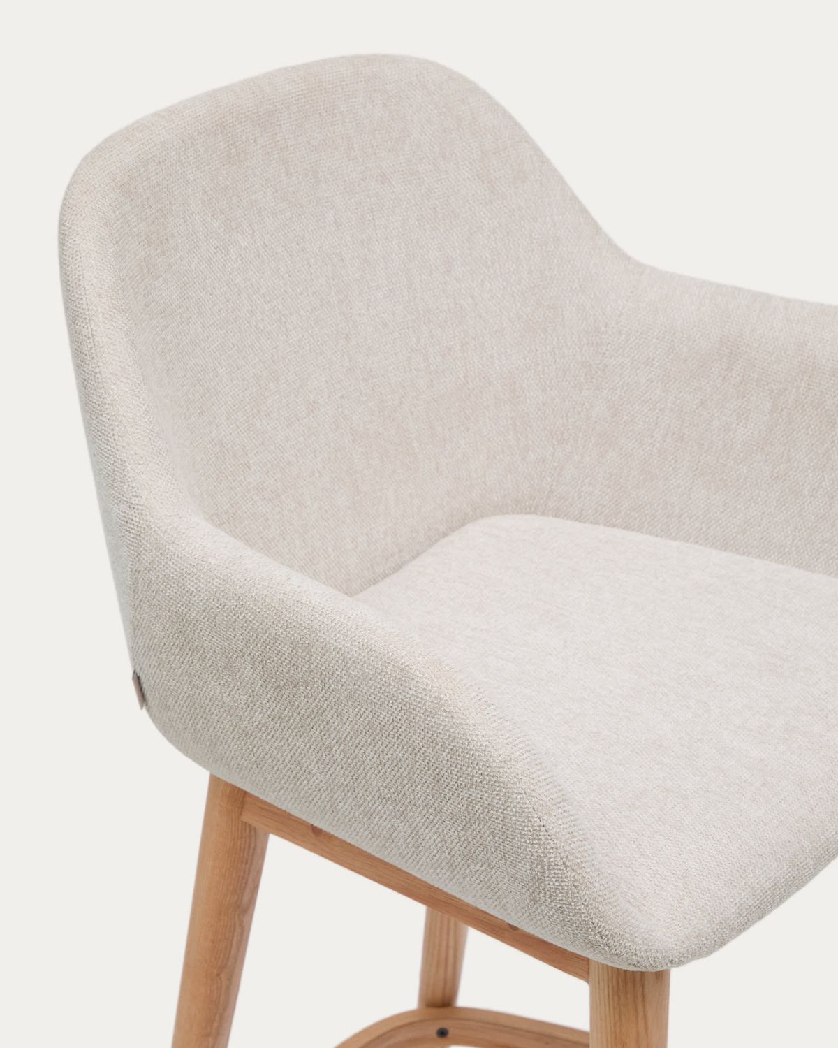 Taburete Konna beige y patas de madera maciza de fresno acabado tono natural 65 cm