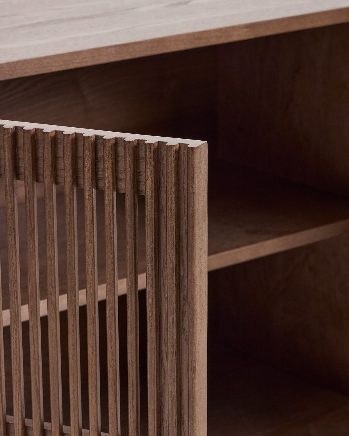 Aparador Beyla 4 puertas de chapa y madera maciza de fresno con acabado tono nogal 180 x 71,5 cm FSC 100%