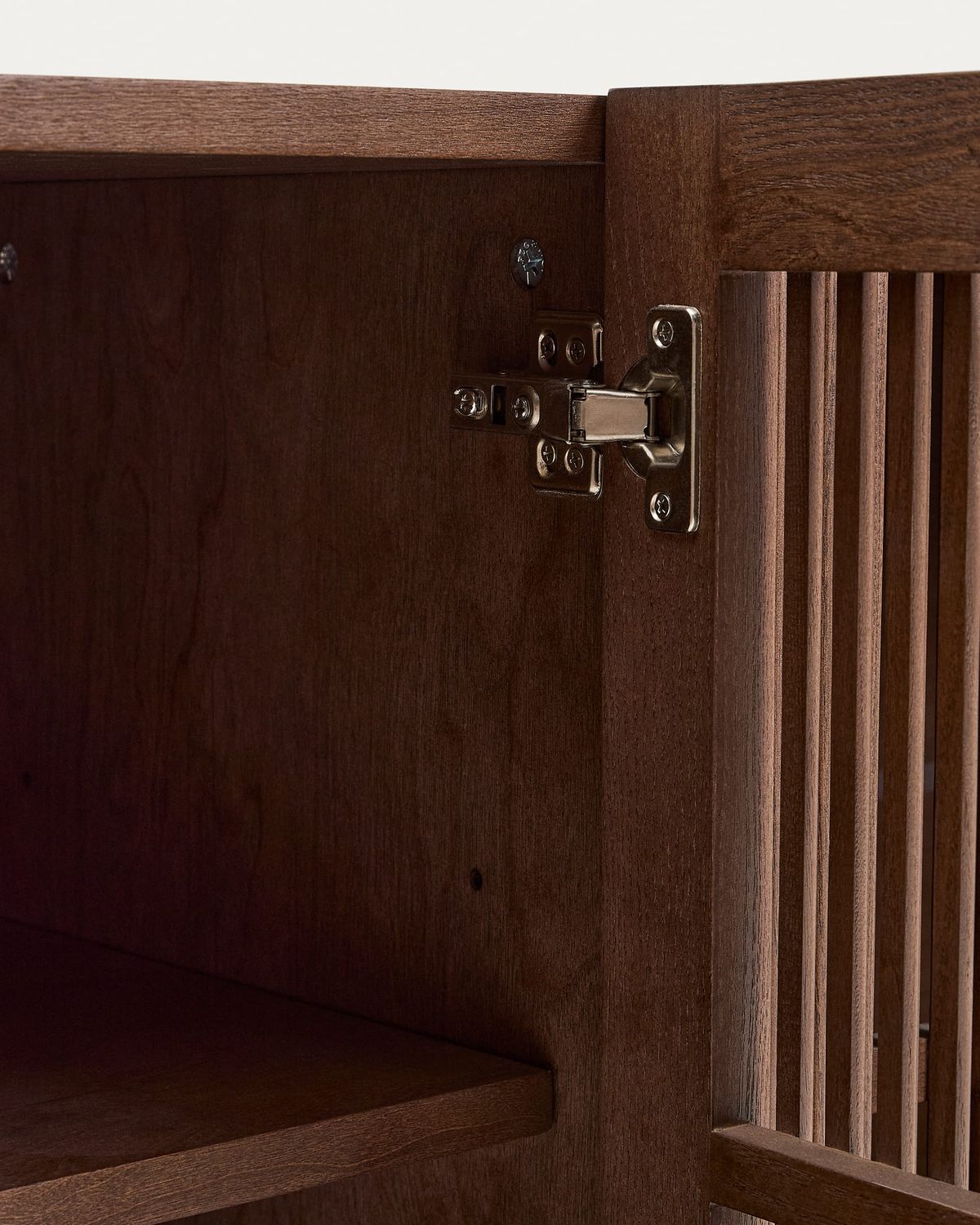Aparador Beyla 4 puertas de chapa y madera maciza de fresno con acabado tono nogal 180 x 71,5 cm FSC 100%