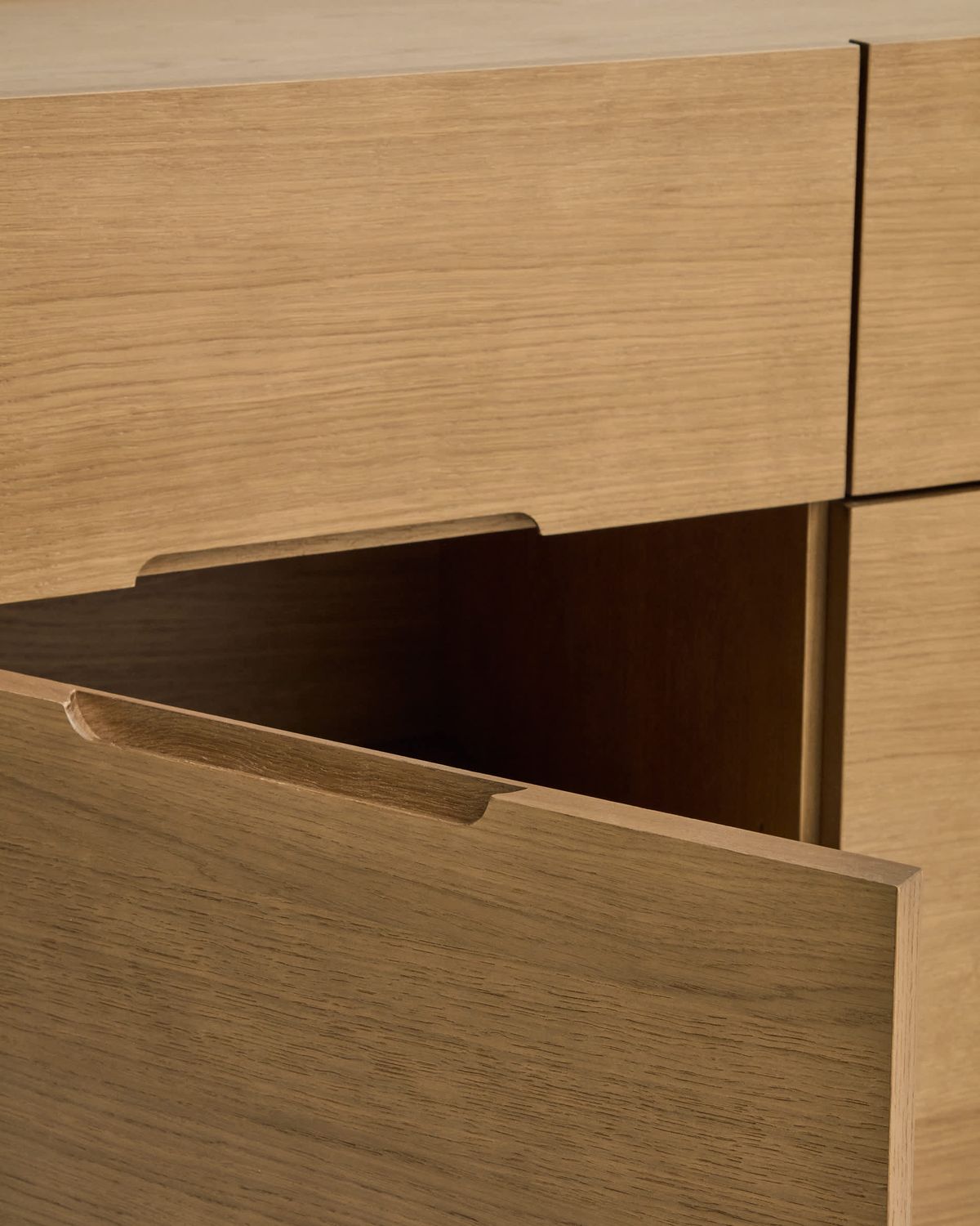 Aparador Arelida de chapa y madera maciza de roble acabado marrón claro 200 x 80 cm FSC Mix Credit