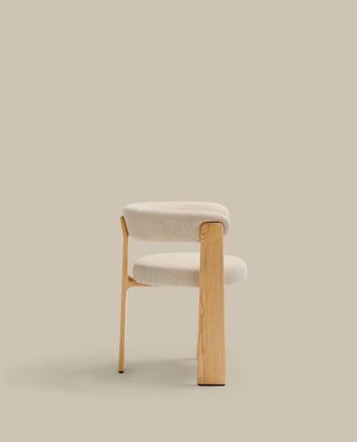 Silla Granite de 3 patas de chenilla beige y madera maciza fresno acabado tono natural FSC 100%