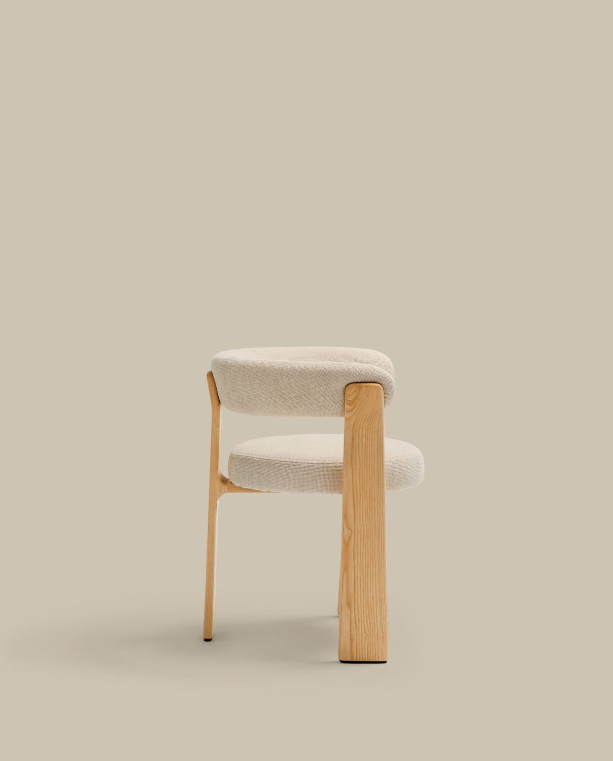 Silla Granite de 3 patas de chenilla beige y madera maciza fresno acabado tono natural FSC 100%