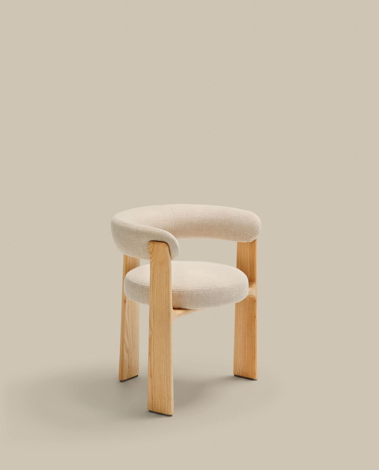 Silla Granite de 3 patas de chenilla beige y madera maciza fresno acabado tono natural FSC 100%