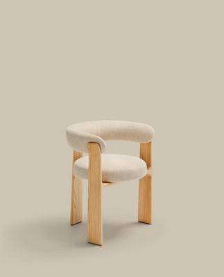 Silla Granite de 3 patas de chenilla beige y madera maciza fresno acabado tono natural FSC 100%
