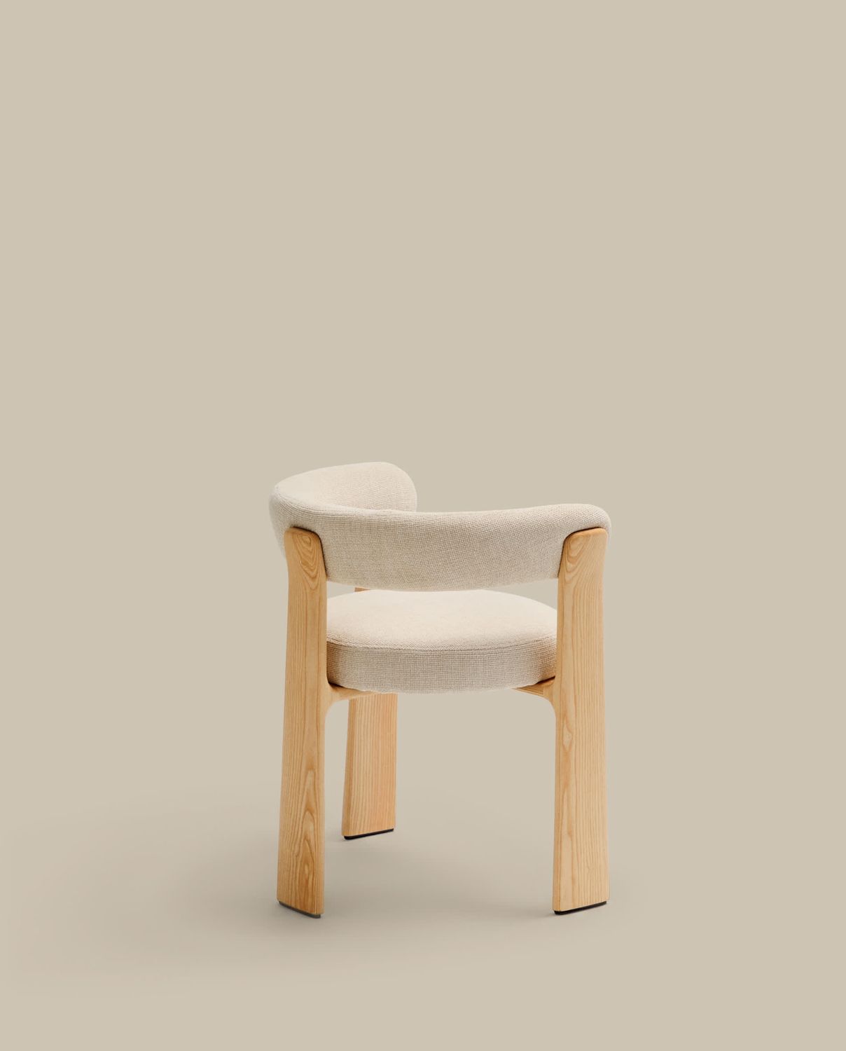 Silla Granite de 3 patas de chenilla beige y madera maciza fresno acabado tono natural FSC 100%