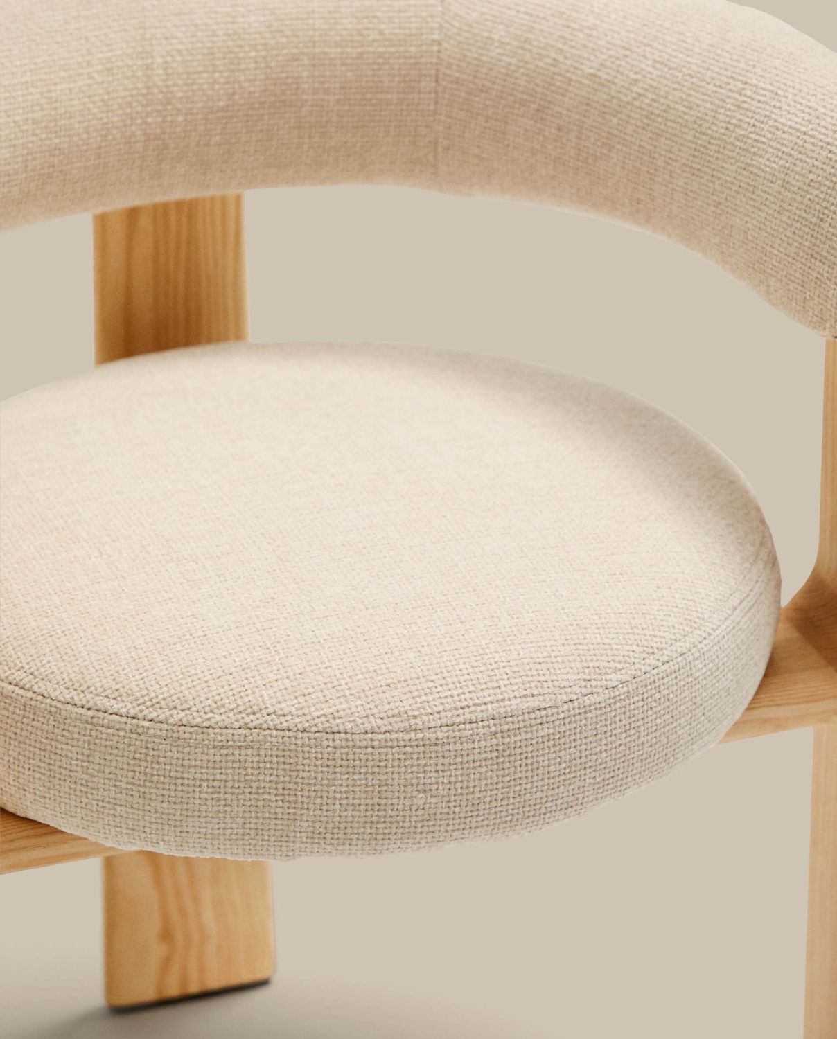 Silla Granite de 3 patas de chenilla beige y madera maciza fresno acabado tono natural FSC 100%