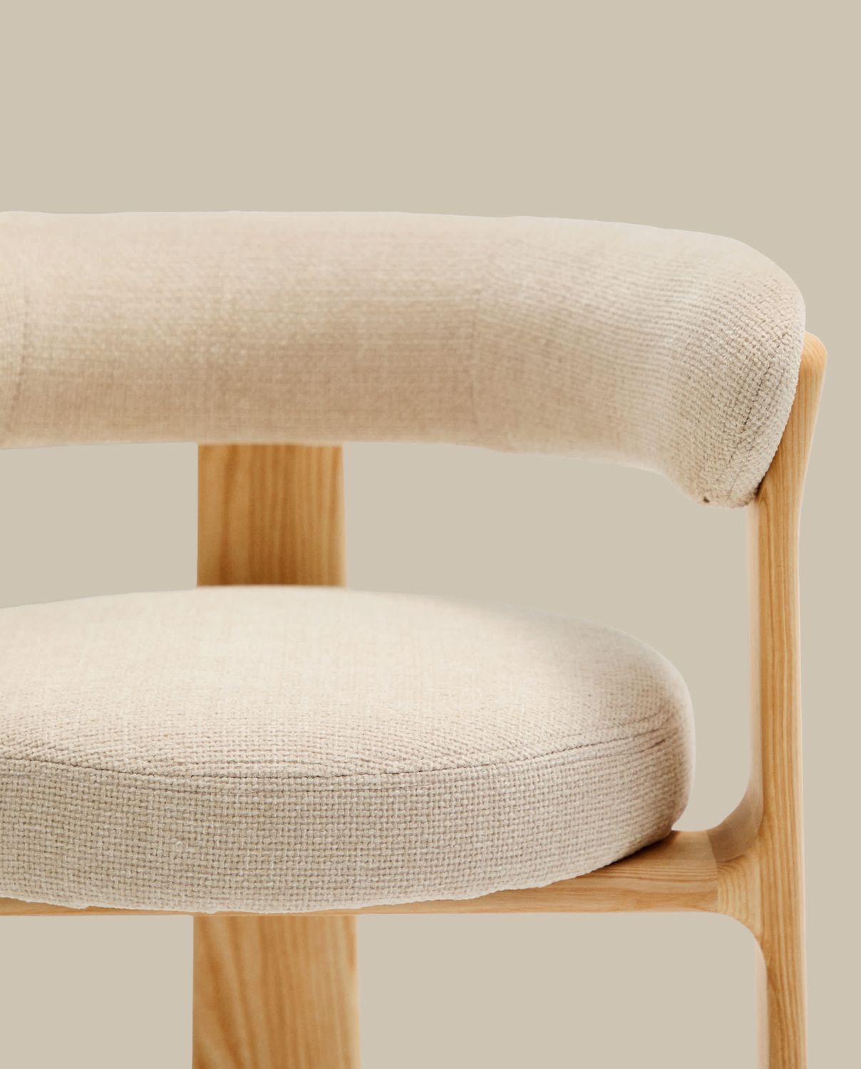 Silla Granite de 3 patas de chenilla beige y madera maciza fresno acabado tono natural FSC 100%