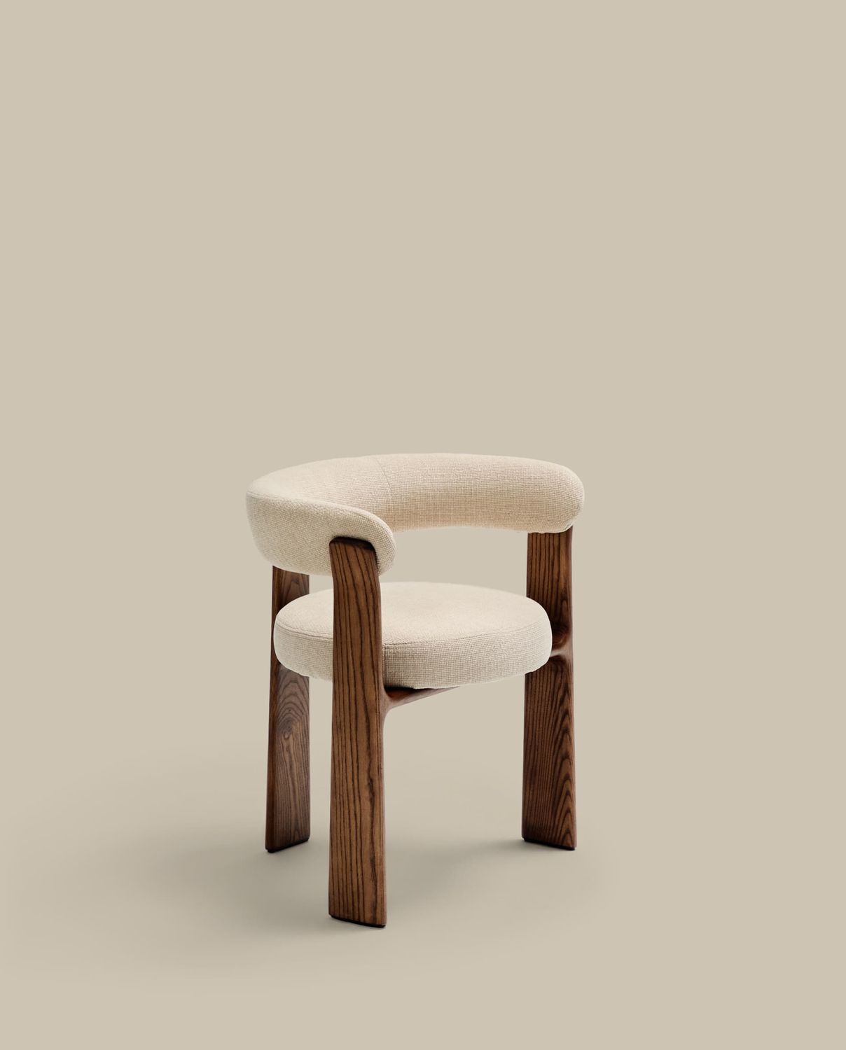 Silla Granite de 3 patas de chenilla beige y madera maciza fresno acabado nogal FSC 100%