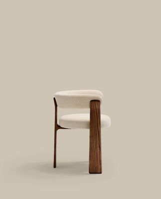 Silla Granite de 3 patas de chenilla beige y madera maciza fresno acabado nogal FSC 100%