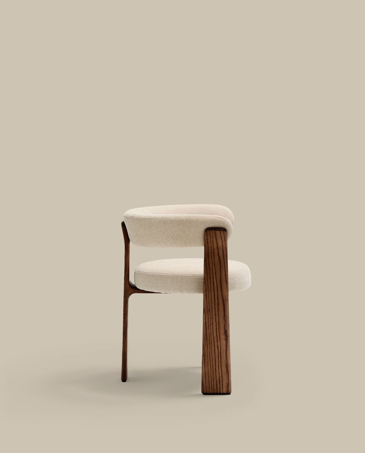 Silla Granite de 3 patas de chenilla beige y madera maciza fresno acabado nogal FSC 100%