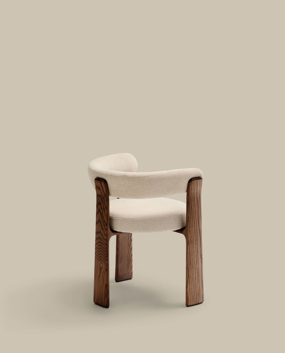 Silla Granite de 3 patas de chenilla beige y madera maciza fresno acabado nogal FSC 100%