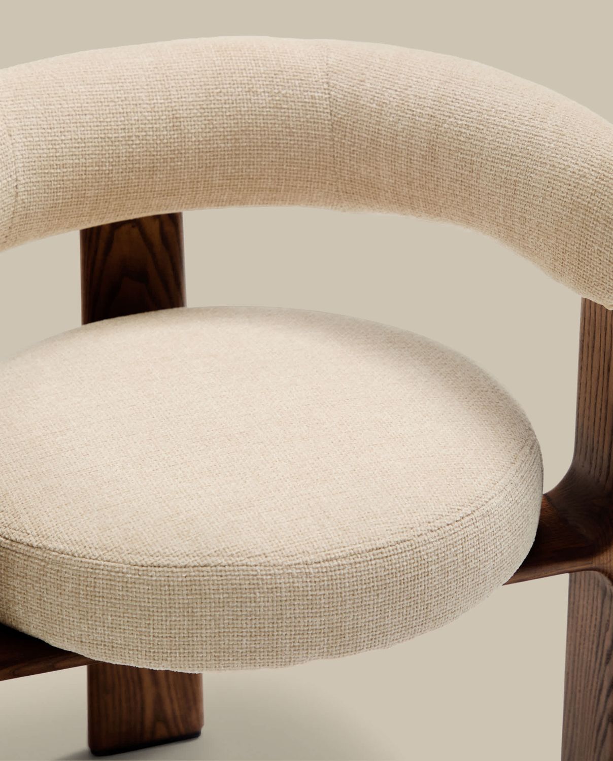 Silla Granite de 3 patas de chenilla beige y madera maciza fresno acabado nogal FSC 100%