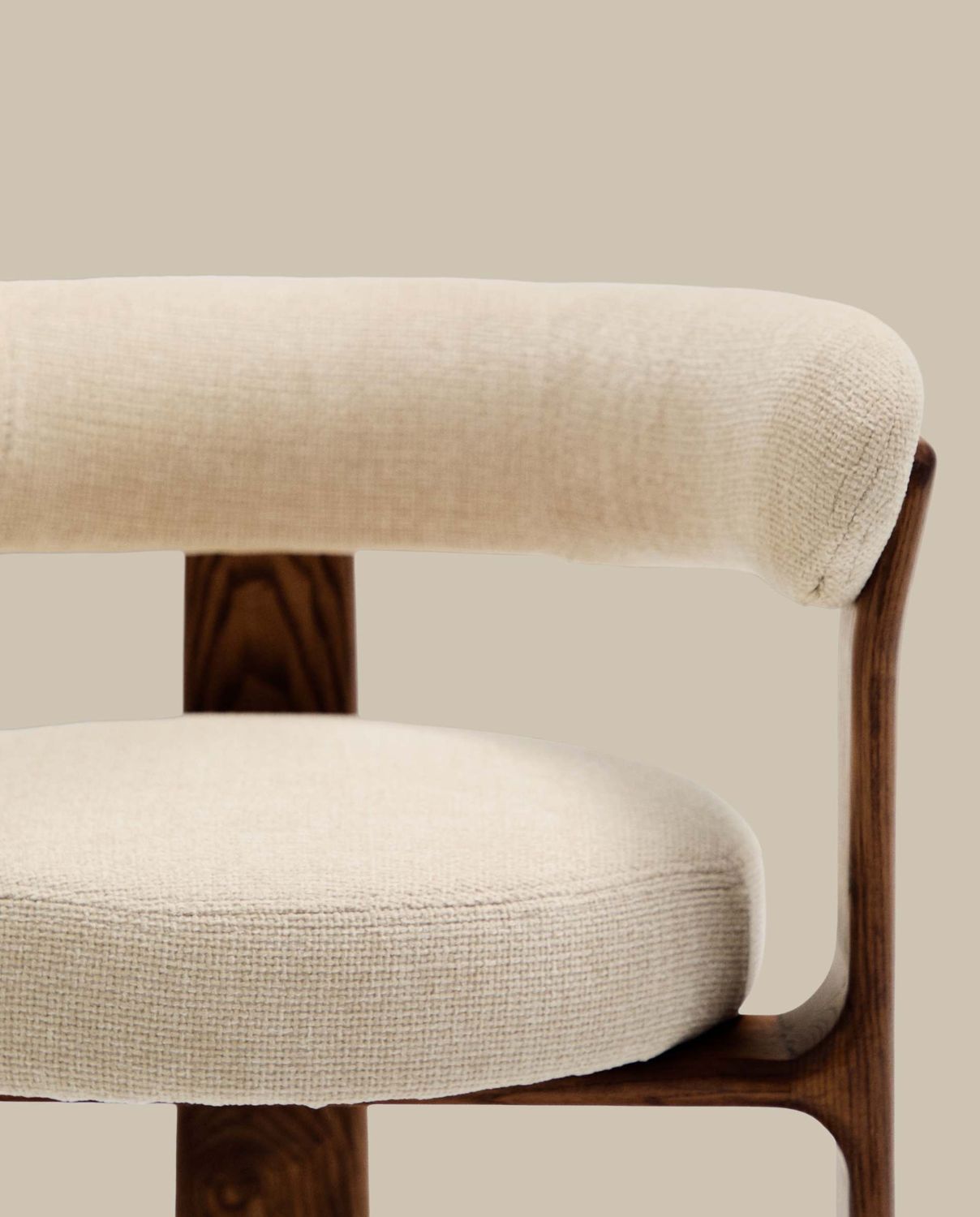 Silla Granite de 3 patas de chenilla beige y madera maciza fresno acabado nogal FSC 100%