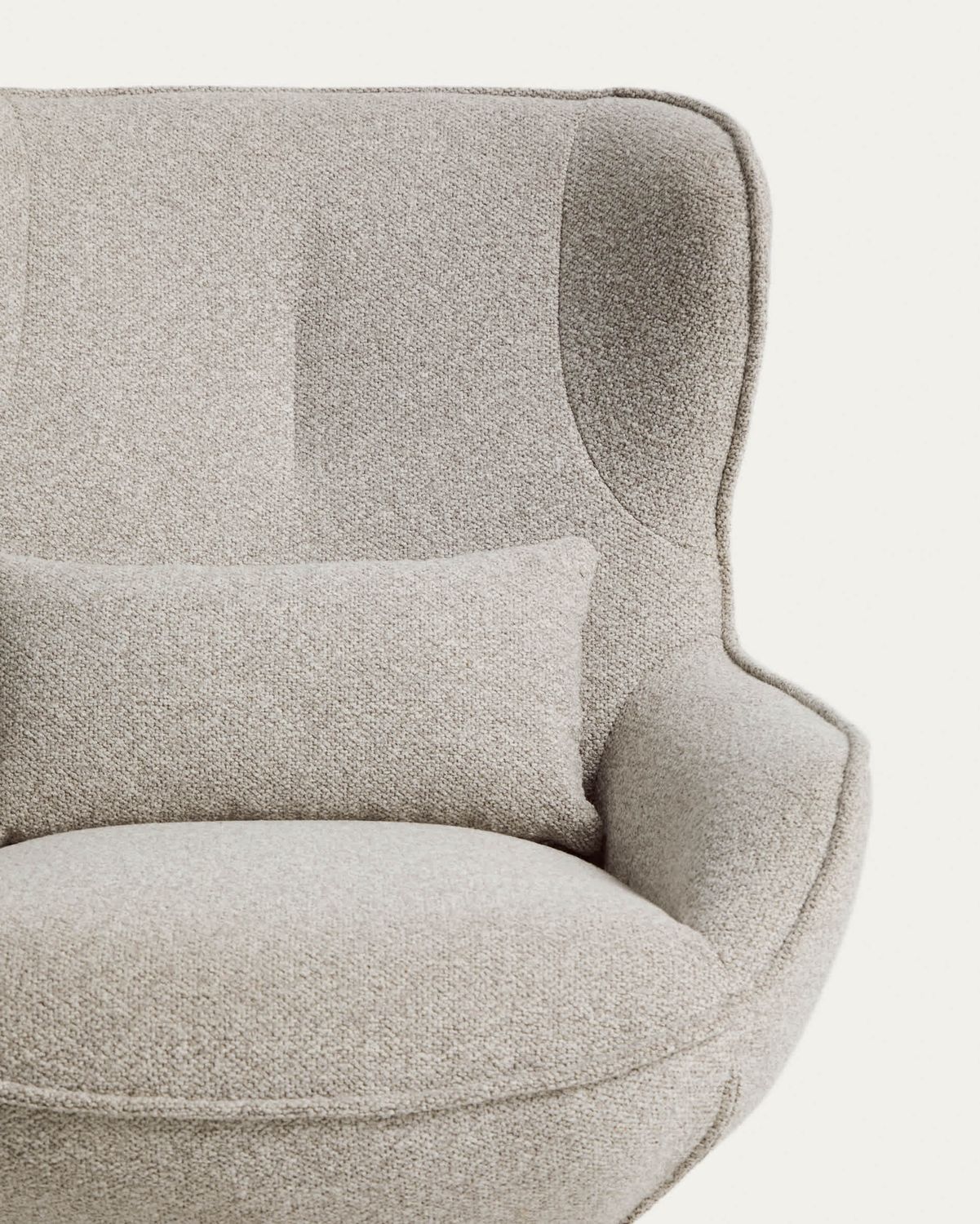 Butaca giratoria Sorile de chenilla beige y acero con acabado negro FSC 100%