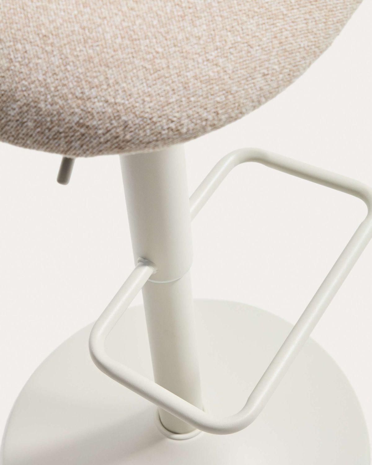 Taburete Arino de chenilla beige y patas de metal beige 65 cm FSC 100%